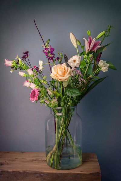 Stillleben Blumen in einer Vase: Feldblumenstrauß Frühling von By Marjolein Design