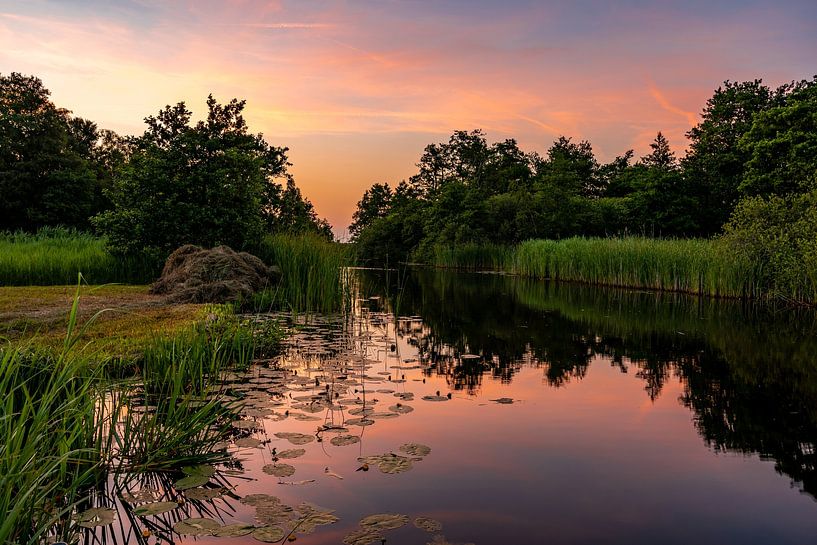 Reflet du coucher de soleil dans l'eau par Dafne Vos