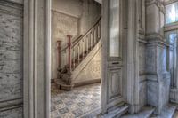 Urbex-Treppe in einem verlassenen Gebäude