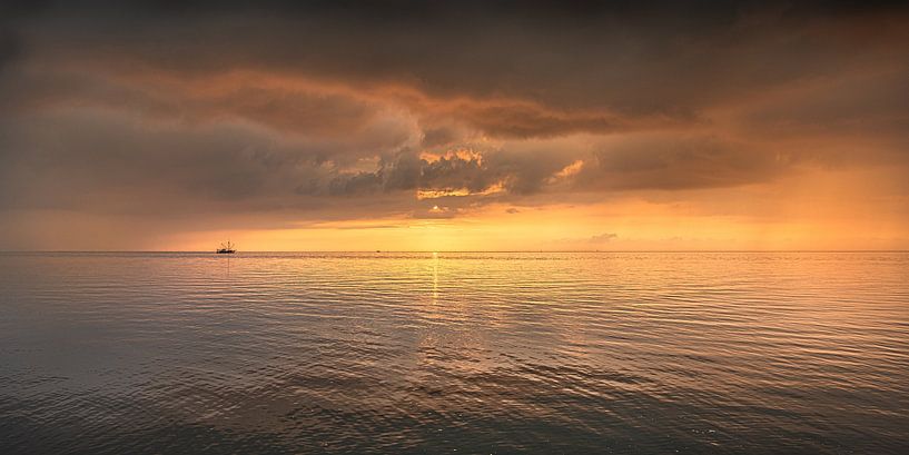 Stimmungsbild eines Fischerbootes auf dem Watt zwischen zwei kleinen Regenschauern von Harrie Muis