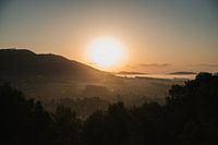 Le soleil se lève sur la vallée à Ibiza