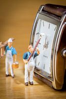 Mini mensjes aan het verven. Mini people painting.