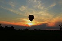Heißluftballon bei Sonnenuntergang in den Poldern der Niederlande