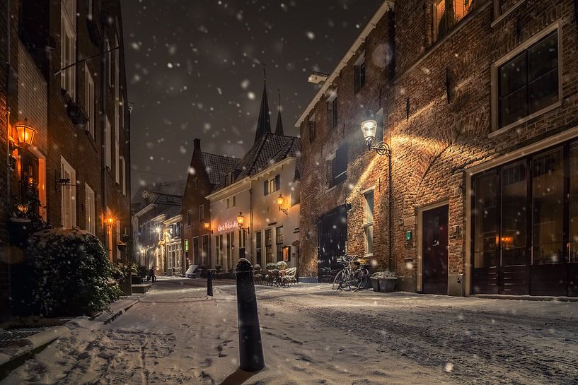 Ville de Deventer dans la neige, la nuit par Martin Podt
