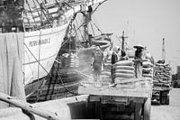 Het harde werk in de haven Sunda Kelapa, Jakarta, Jave, Indonesië.