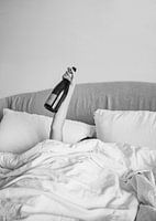Champagne au lit - Photographie noir et blanc - Fille avec bouteille d'alcool à la main Photographie