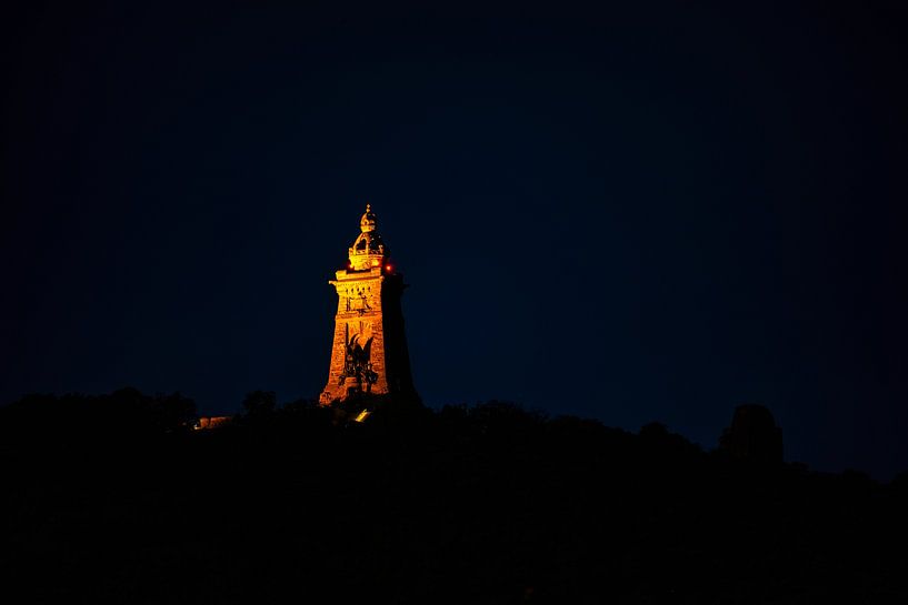 Eine Ansicht des Kyffhäusers bei Nacht am Himmel ein Komet von Andreas Völkel