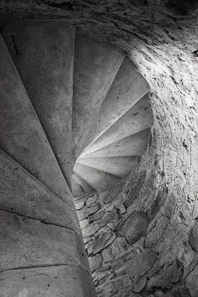 Blick von unten auf eine steinerne Wendeltreppe von Fartifos
