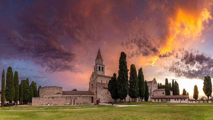 Basilique d'Aquilée sous un ciel matinal nuageux aux couleurs vives par Bram Lubbers