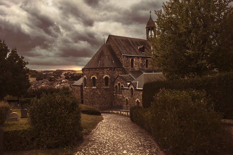 Entdecken Sie die St.-Mauritsius-Kirche in Schin op Geul: Eine malerische Aussicht in Südlimburg von Elianne van Turennout