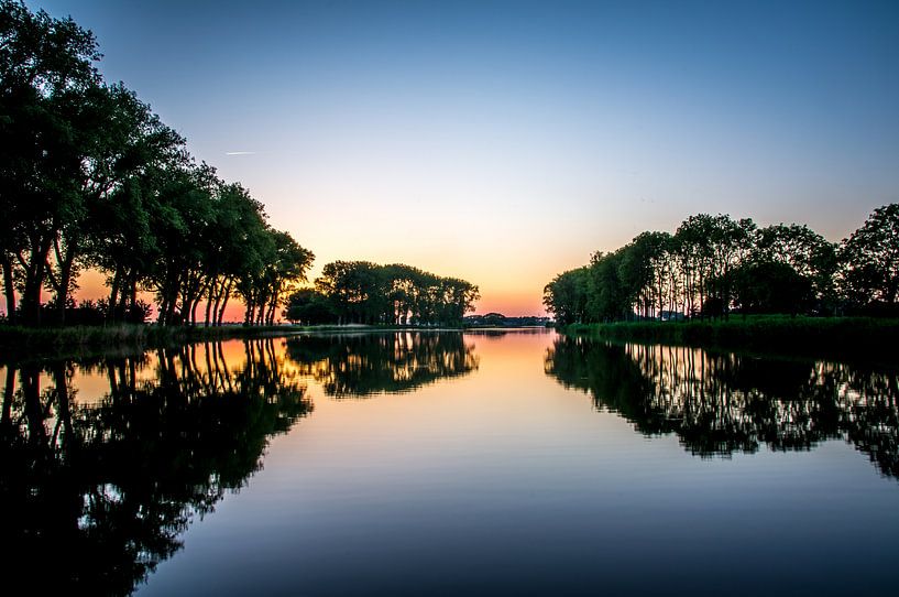 Landschap reflecteert in het water von Michel Knikker