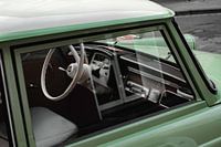 Voiture ancienne verte Gros plan sur le cockpit