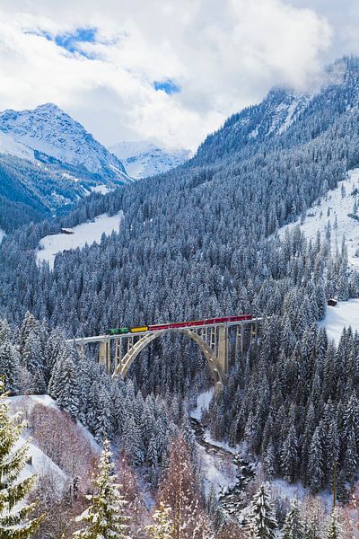 Chemin de fer rhétique sur le viaduc de Langwieser en Suisse par Werner Dieterich