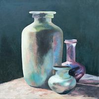 Stilleven van antieke flessen in geïriseerde kleuren