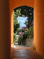 Doorkijkje naar zee in Griekenland