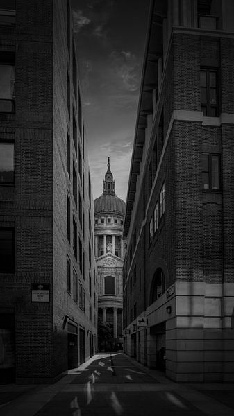 Noir et blanc : voie d'accès à la cathédrale Saint-Paul par Rene Siebring
