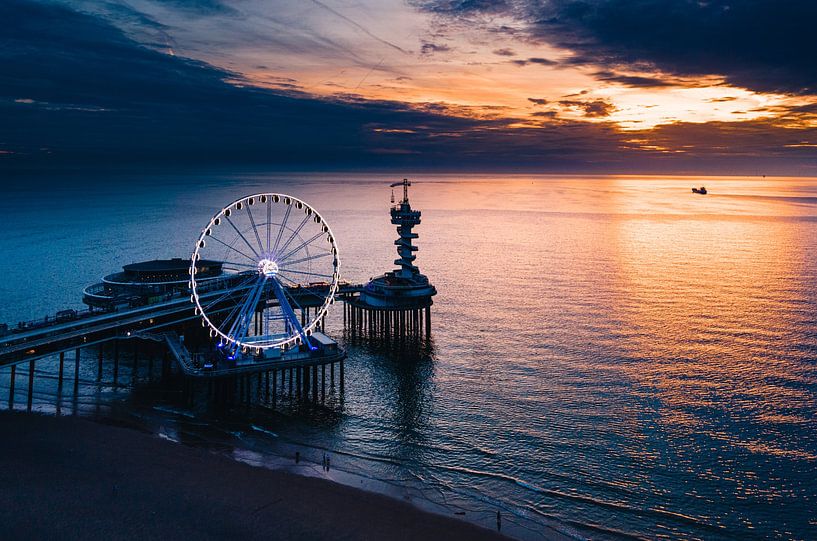 Die Seebrücke von Scheveningen im Licht des Sonnenuntergangs von Arthur Scheltes