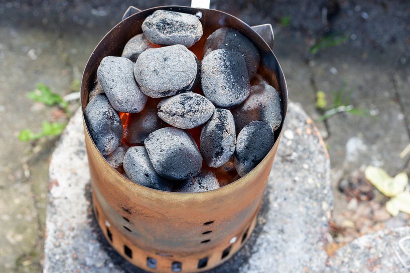 Glühende Holzkohle im Anzündhütchen von de-nue-pic