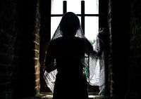 Mysteriöse Dame schaut aus dem Fenster des Schlosses