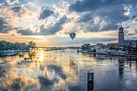 Skyline von Deventer, mit einem Ballon über der IJssel