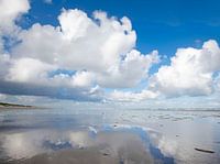 Wolken über der Küste.