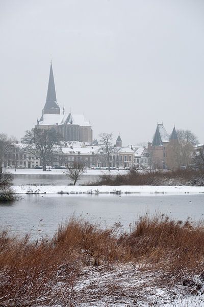 Het stadsfront van de stad Kampen in de sneeuw par Evert Jan Kip