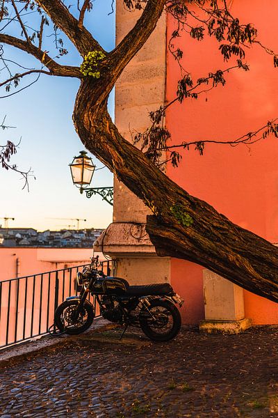 Une moto classique aux couleurs de Lisbonne Portugal par Jeroen Cox