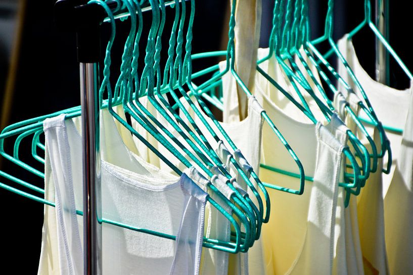 T-shirts sur un présentoir par Marieke van der Hoek-Vijfvinkel