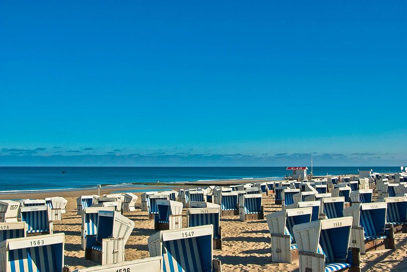Empty beach chairs by Norbert Sülzner