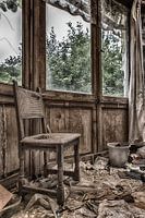 Brisé et laissé derrière