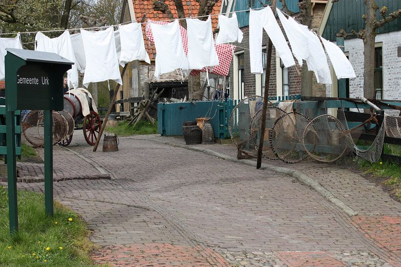 Straatje met Was in Urk (Zuiderzeemusem) von M Ravensbergen