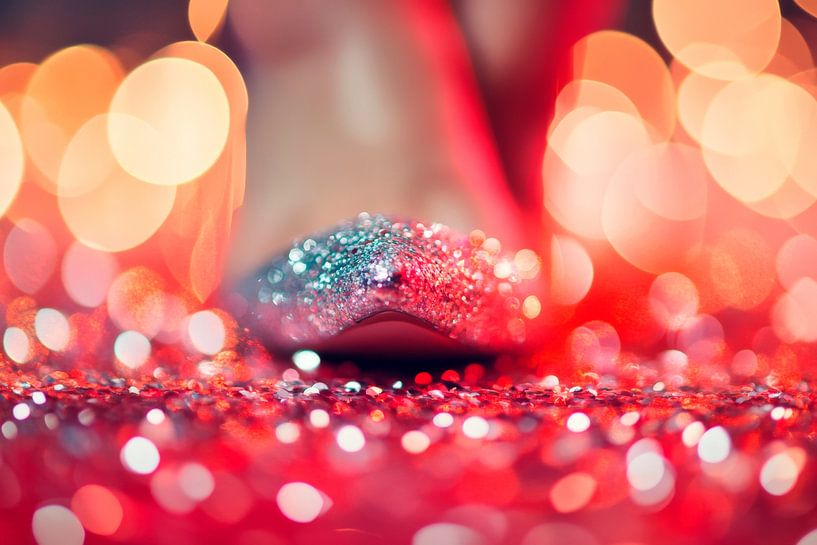 Talon haut scintillant sur des lumières rouges par Poster Art Shop