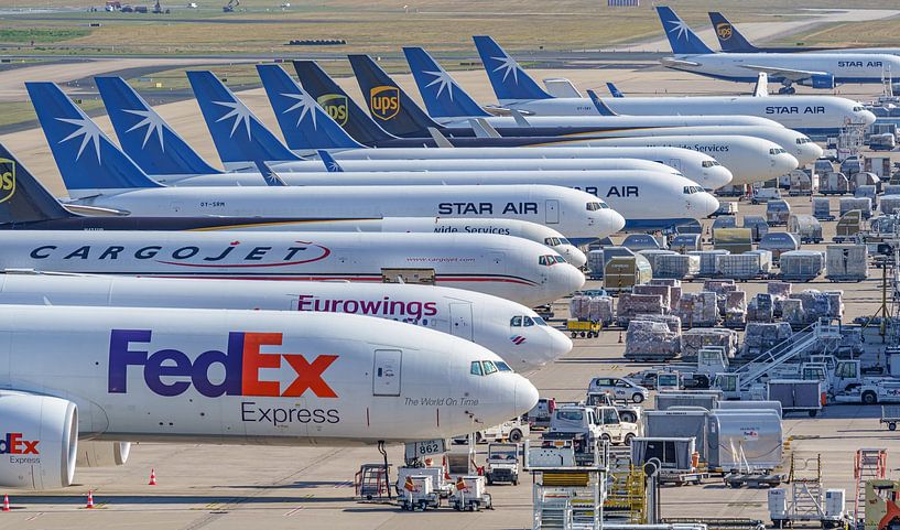 Drukke vrachtterminal op Flughafen Köln-Bonn. van Jaap van den Berg