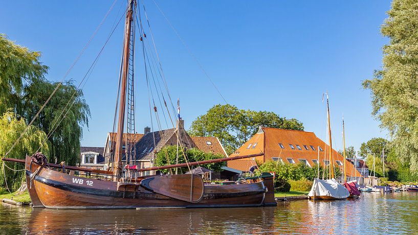 Stadtbild Heeg mit Boot in Friesland, die Niederlande von Hilda Weges