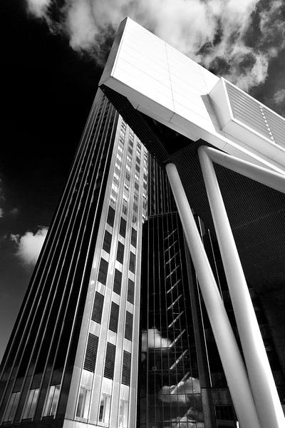 Rotterdam Architectuur in zwartwit. Scheepvaarthuis met Maastorenn van Marianne van der Zee