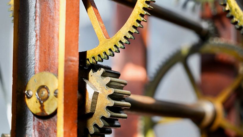 Les engrenages d'une vieille horloge de tour en gros plan par HGU Foto