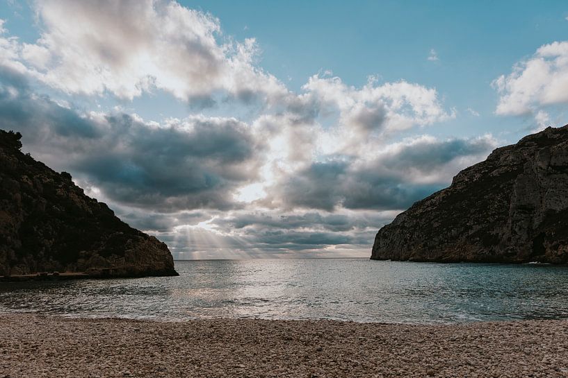 Der Kieselsteinstrand von Cala Granadella in Jávea, Spanien von Manon Visser