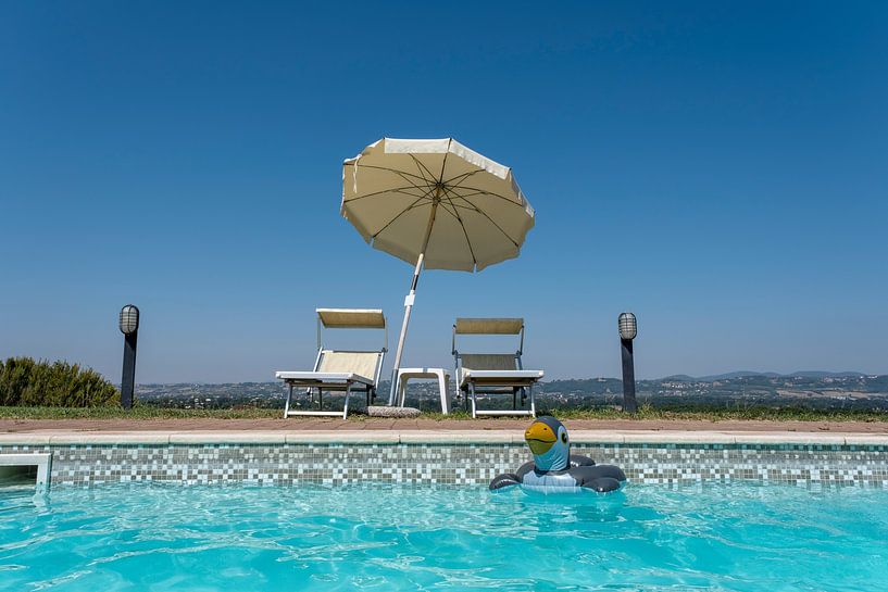 Un coucher de soleil avec piscine et eau bleue en Toscane, Italie. par Tjeerd Kruse
