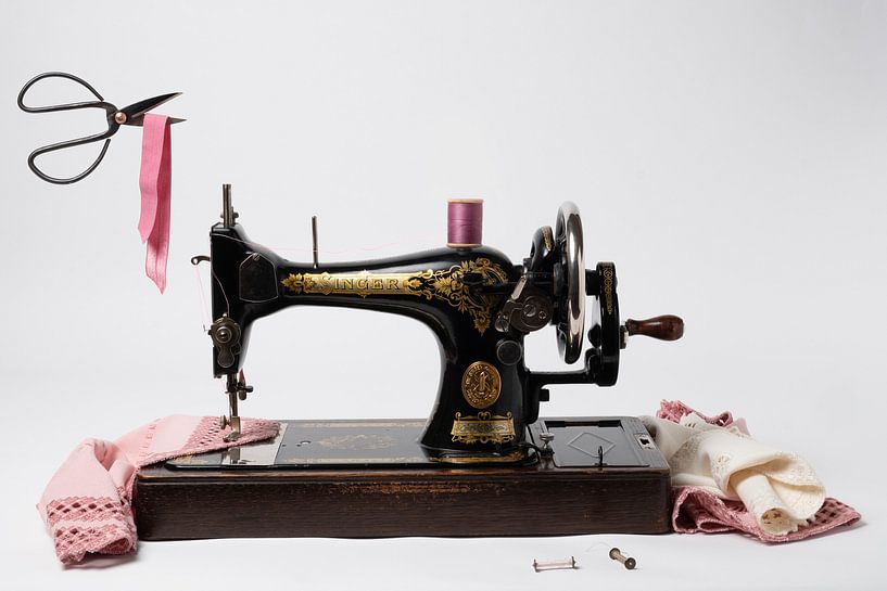 Stillleben / Vintage, schwarze Handnähmaschine von Photography art by Sacha