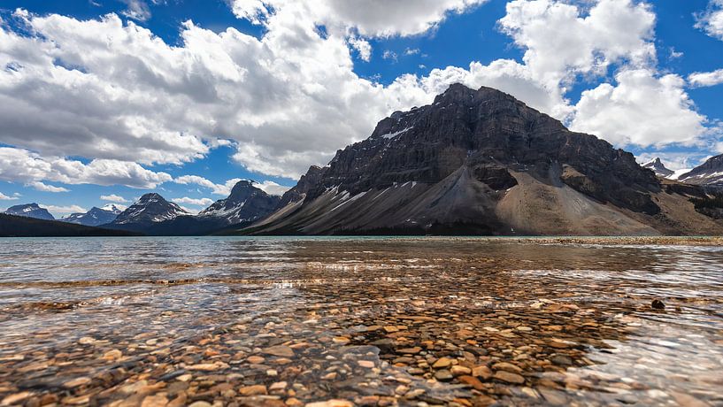 Lac glacier et montagnes enneigées et ciel nuageux par Kees Dorsman