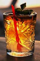 Abendlicher Cocktail an der Strandbar