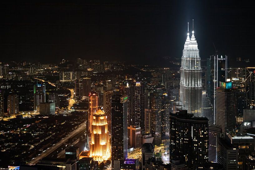 Kuala Lumpur avec les tours jumelles Petronas la nuit. par Adri Vollenhouw