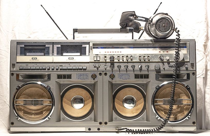 Vintage Ghettoblaster und Kopfhörer von Arjan Schalken