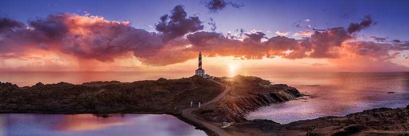 Insel Menorca mit Leuchtturm und Sonnenaufgang am Meer. von Voss Fine Art Fotografie