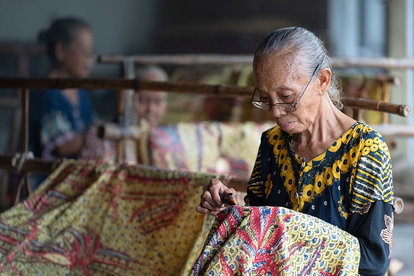 An elderly woman makes batik in Lasem by Anges van der Logt