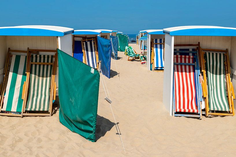 Cabanes de plage, une scène estivale à Katwijk aan Zee, en Hollande méridionale. par Mieneke Andeweg-van Rijn