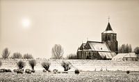 Verschneite St. Martinskirche in Oud-Zevenaar mit Schafen im Vordergrund