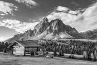 Alpen Almhütten in den Dolomiten in Tirol in schwarzweiss.