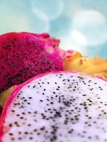 Twee soorten drakenvruchten (pitaya) in het zonlicht