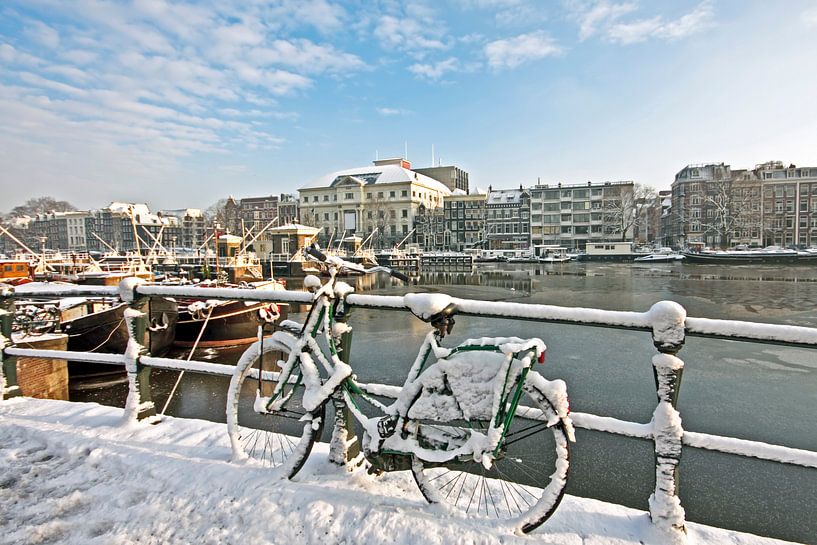 Besneeuwd Amsterdam aan de Amstel in Nederland in de winter von Eye on You